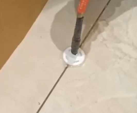 秦皇岛瓷砖空鼓维修公司专业解答瓷砖在铺贴过程中，如果没有涂抹均匀到位的粘结材料（如水泥砂浆或瓷砖胶），可能会导致以下问题